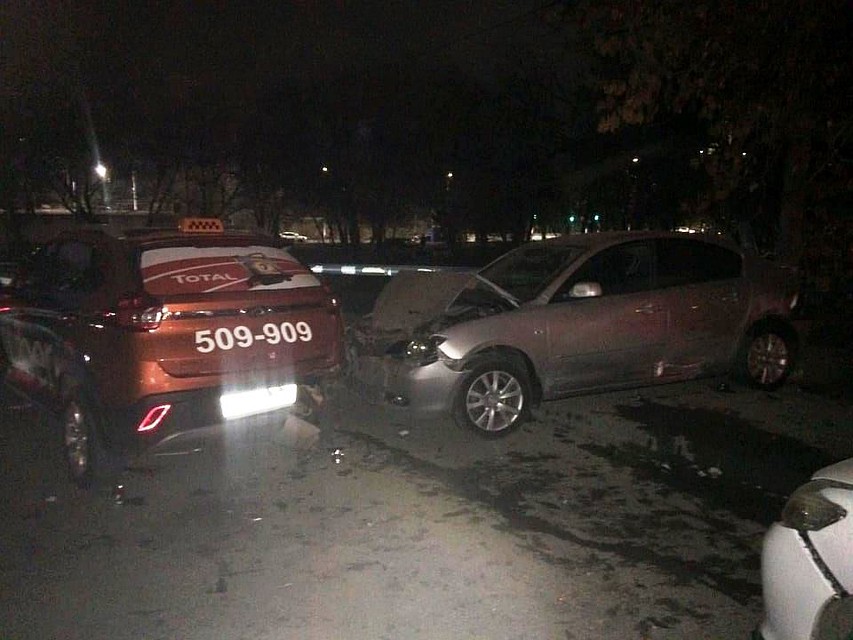 Легковушки разбросало по улице Герцена. Фото: ГУ МВД по Волгоградской области