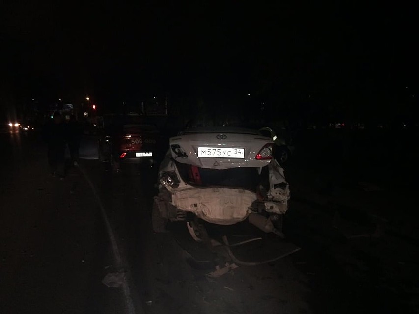В числе пострадавших оказался и дорогущий "Ягуар". Иномарка превратилась в груду металла. Фото: ГУ МВД по Волгоградской области
