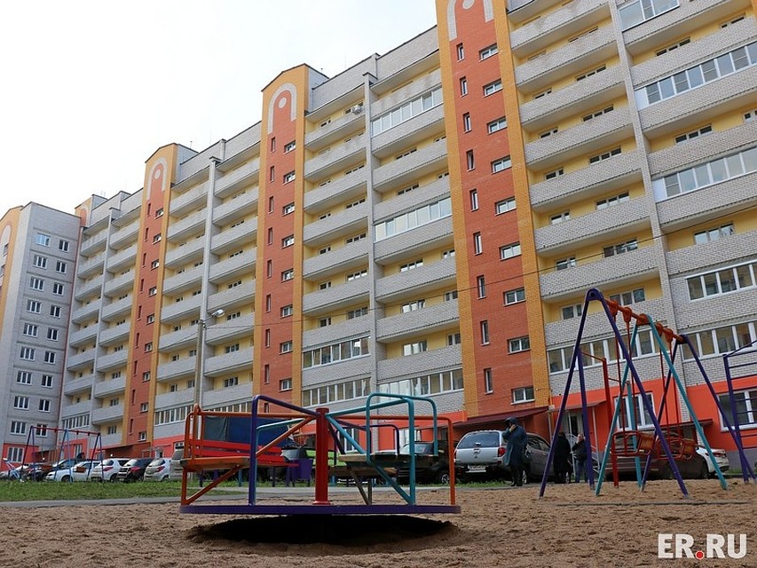 Смоленская многодетная семья отпраздновала новоселье в новой квартире.