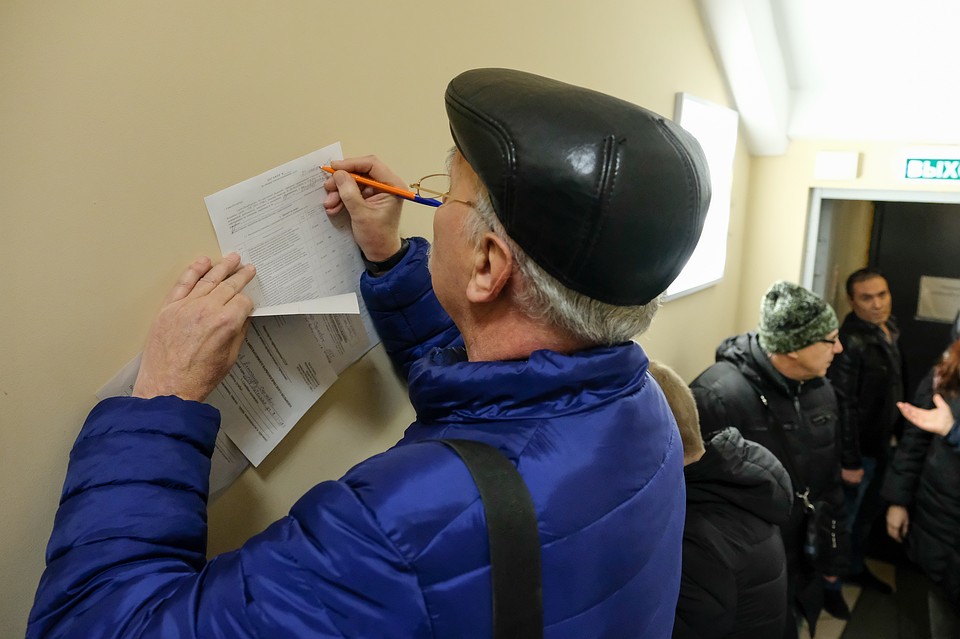 Автомобилисты всячески выкручивались из ситуации. Фото: Артем КИЛЬКИН
