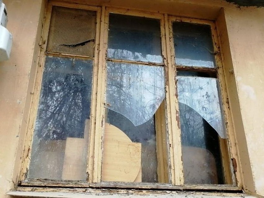 Окна с выбитыми стеклами были заколочены изнутри. Фото группы "МЫ - ВОЛОНТЕРЫ! ©Рыжий Хвост"