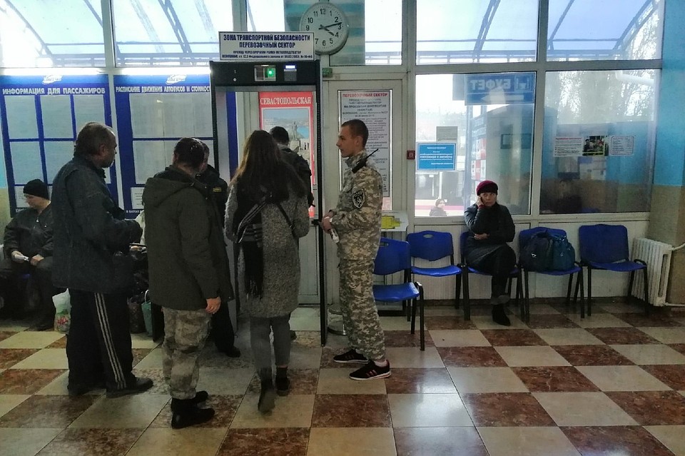 На выходе установили рамку и охрану. Фото: Галина КОВАЛЕНКО