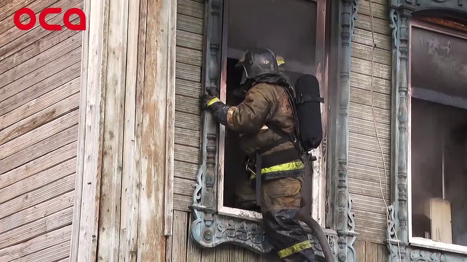 Выводили людей по пожарной лестнице Фото: стопкадр с видео