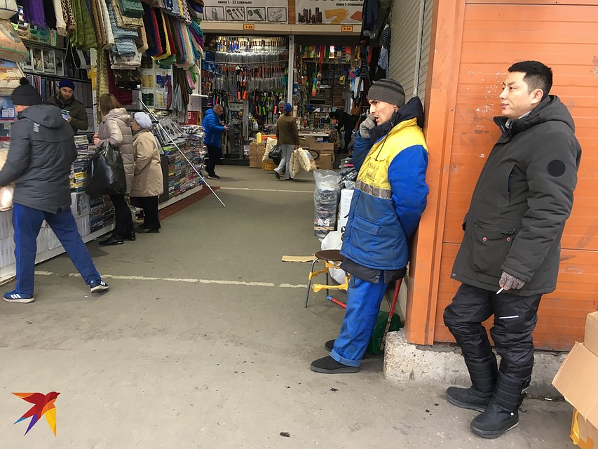 Продавцы не доверят свои тюки незнакомцу. Без рекомендации бригадира. Фото: Павел КЛОКОВ