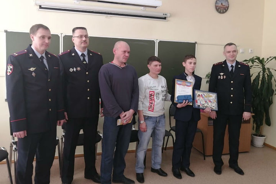 Полицейские уже предложили Славе поступить к ним на службу после школы. Фото: Наиля НАГИЕВА.