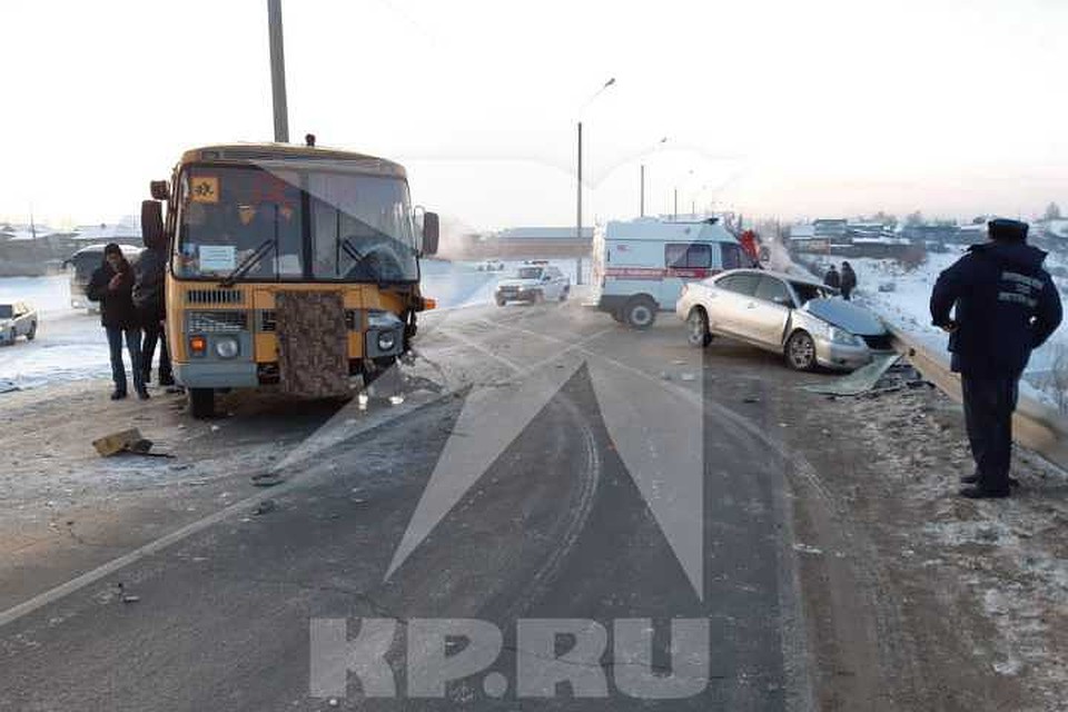 Школьный автобус с воспитанниками усольского кадетского корпуса попал в аварию в поселке Тельма. Фото: очевидцы