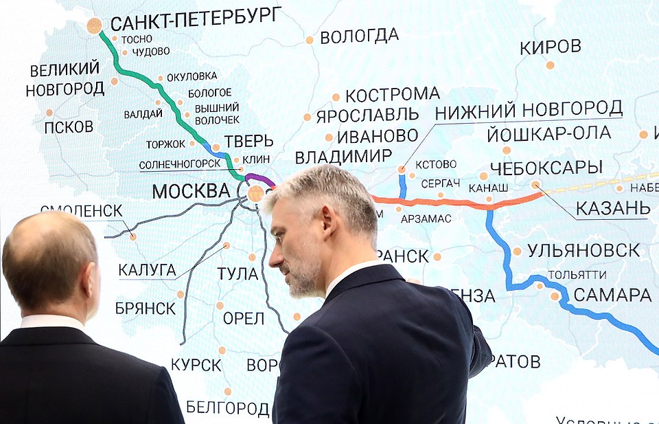 Глава минтранса Евгений Дитрих и Владимир Путин у проекта новых трасс. Фото Михаил Терещенко/ТАСС