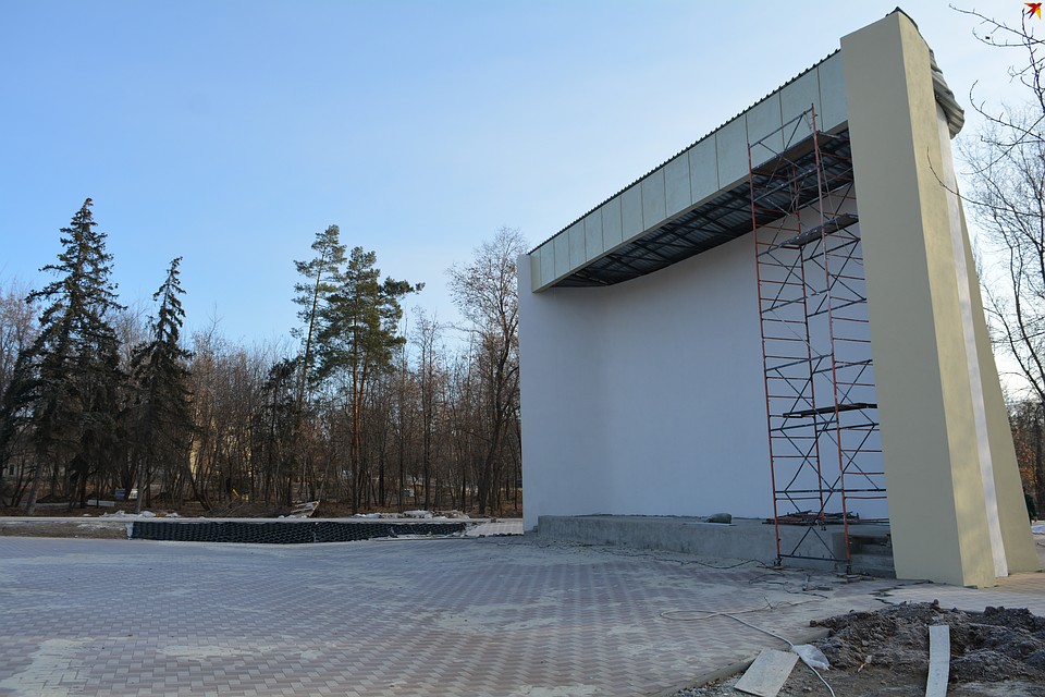 Новая эстрада расположилась на месте старого летнего кинотеатра. Фото: Инна ШЕРЕМЕТЬЕВА