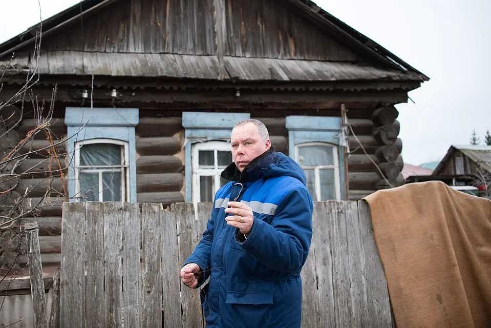 При помощи такого кусочка проволоки горе-умельцы осуществляют хищение электричества. Фото: Ксения ТИМОФЕЕВА