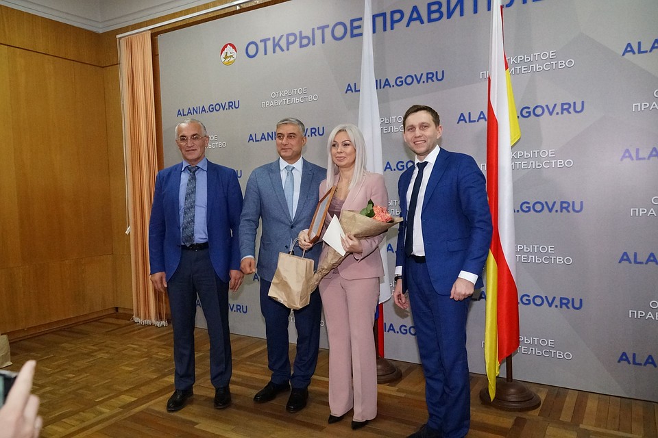 Батраз Гагиев, Сослан Кочиев, победитель Виктория Дидарова, директор Диализного центра ООО «Алания Хелскеа», и Денис Богатов. Фото Залины Губуровой.