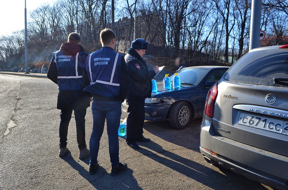 Вместе с полицией участие в рейде приняли члены народной дружины Фото: Анастасия ДОРОЖНЯК