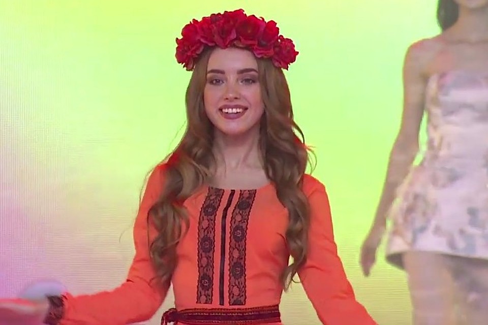 Этнический наряд девушки на конкурсе. Фото: youtube-канала «Мисс Волга»