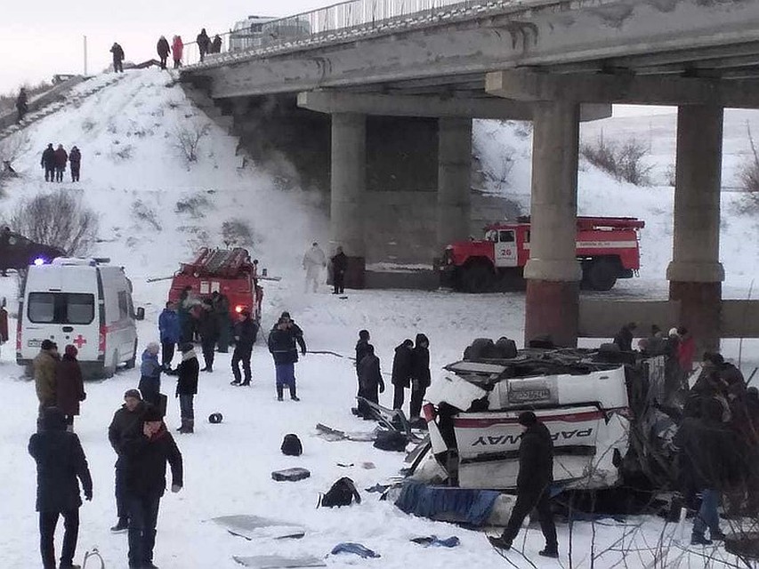 Автобус упал на лед реки.