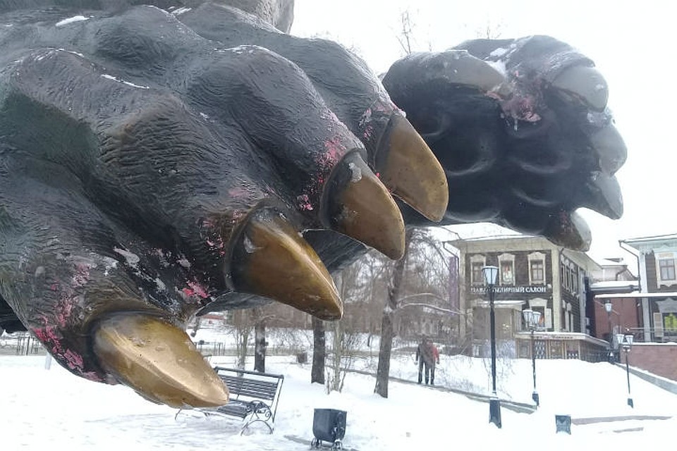 Раскрашенные когти у главного символа Иркутска обсуждали в соцсетях. Фото: Юлия ПЫХАЛОВА