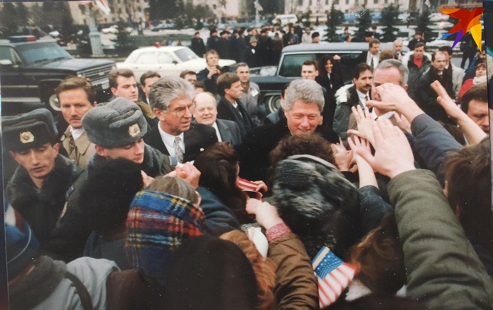 В январе 1994-го президент США Билл Клинтон провел в Минске 6 часов (на площади Победы). Фото: личный архив.