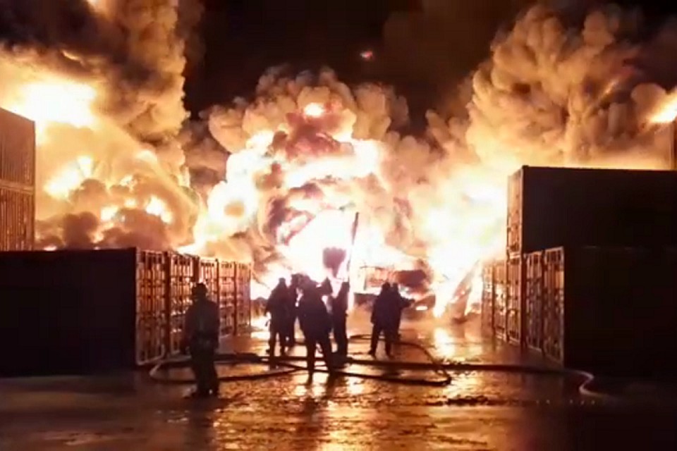 Мощнейший огонь полностью уничтожил ангар со стройматериалами и химикатами. Фото: МЧС РФ по СПб