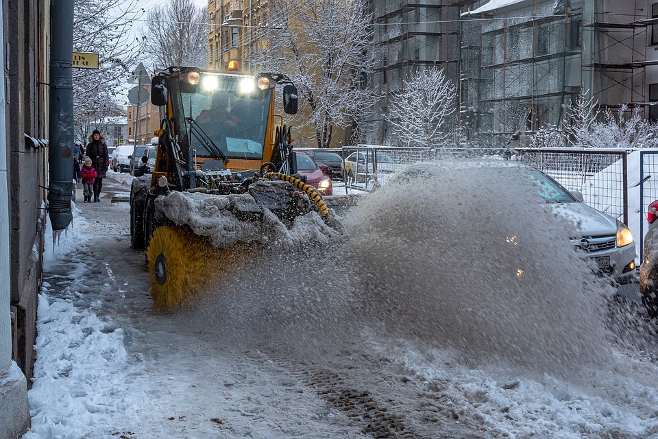 В 2019 году в Петербурге закупили 471 единиц новой техники. Фото: Олег ЗОЛОТО