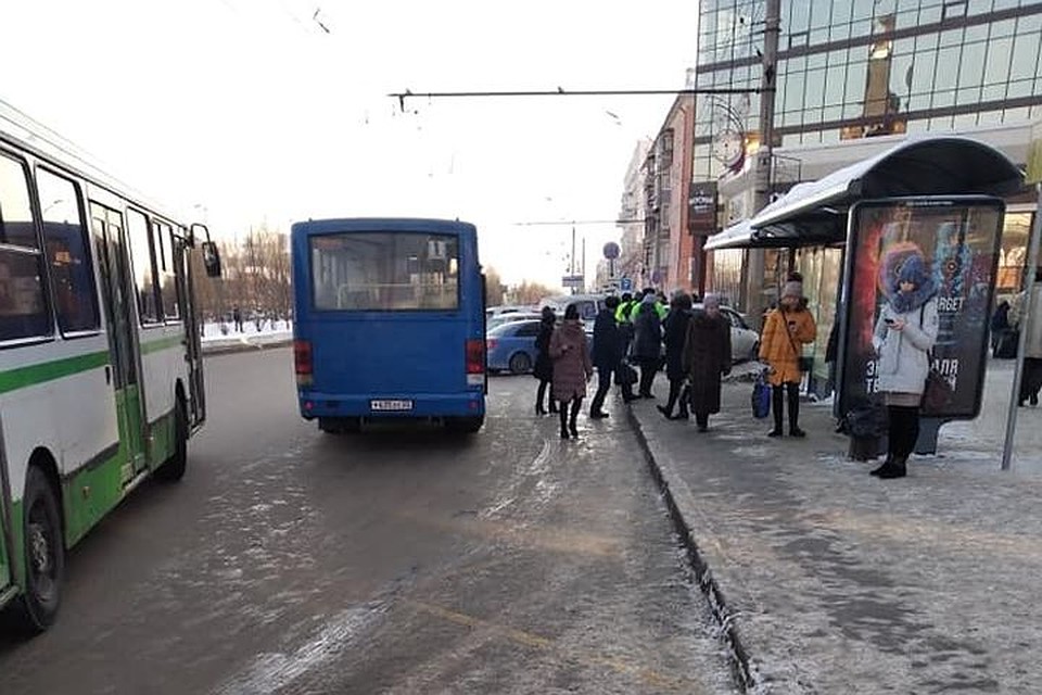 В то время как неуправляемая машина летела в остановку, там стояли люди. Фото: Юрий Красильников