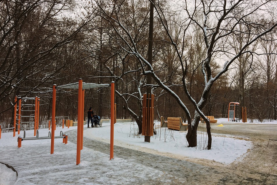 Площадку с тренажерами и скалодромом облюбовали молодые родители. Фото: Анастасия НАЗАРОВА