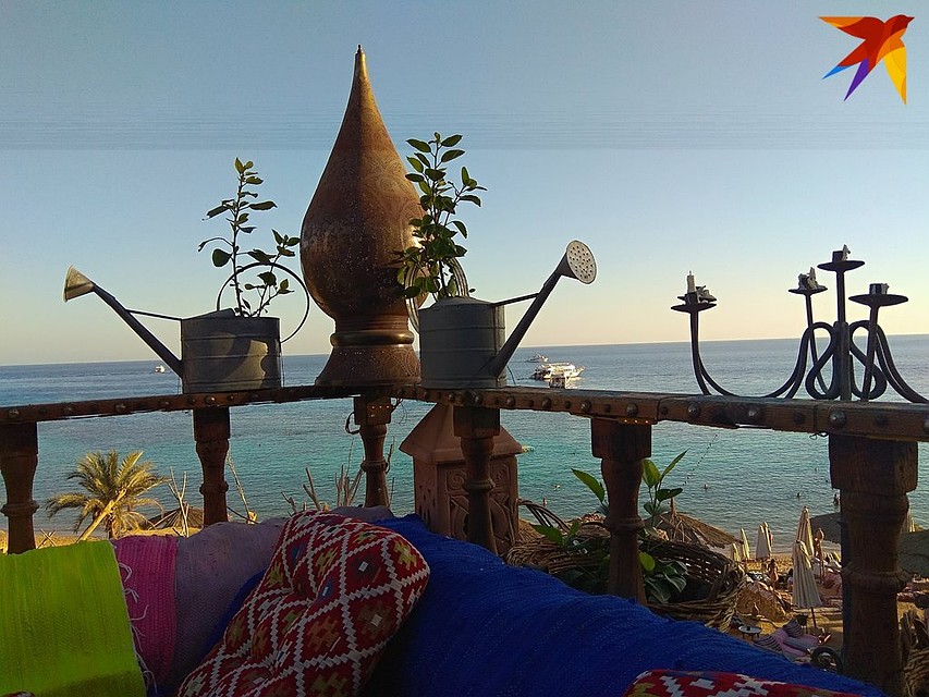 Farsha Café находится на скале, прямо над одноименным пляжем. Фото: Алла БЕЛУГА