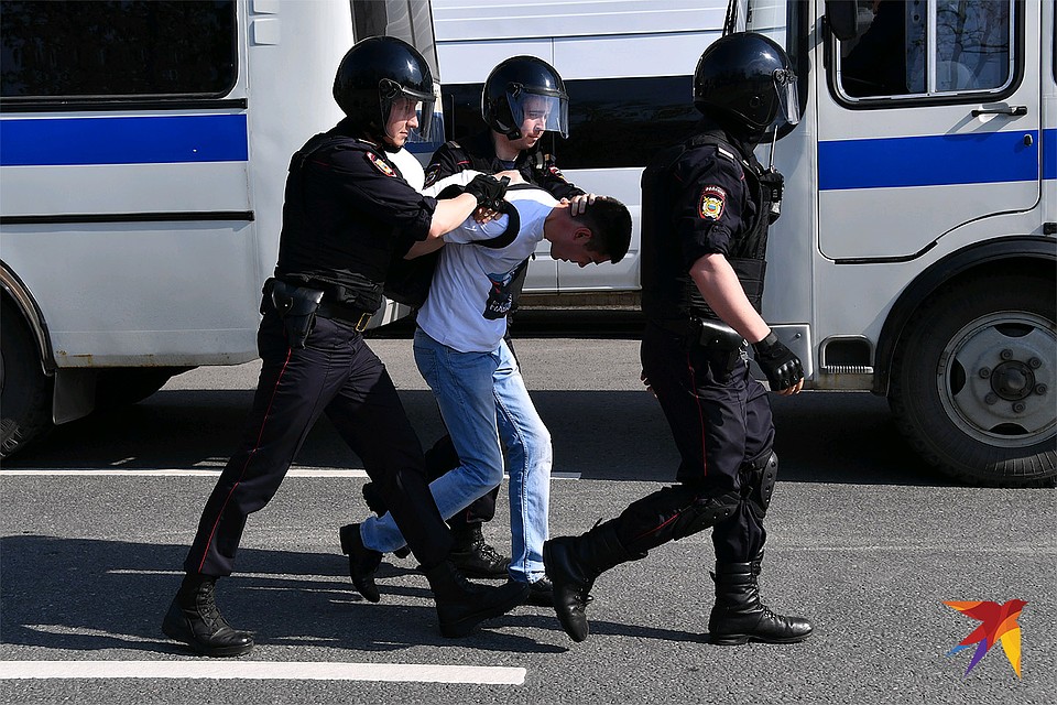 Задержание на протестной акции в Москве. Фото: Владимир ВЕЛЕНГУРИН