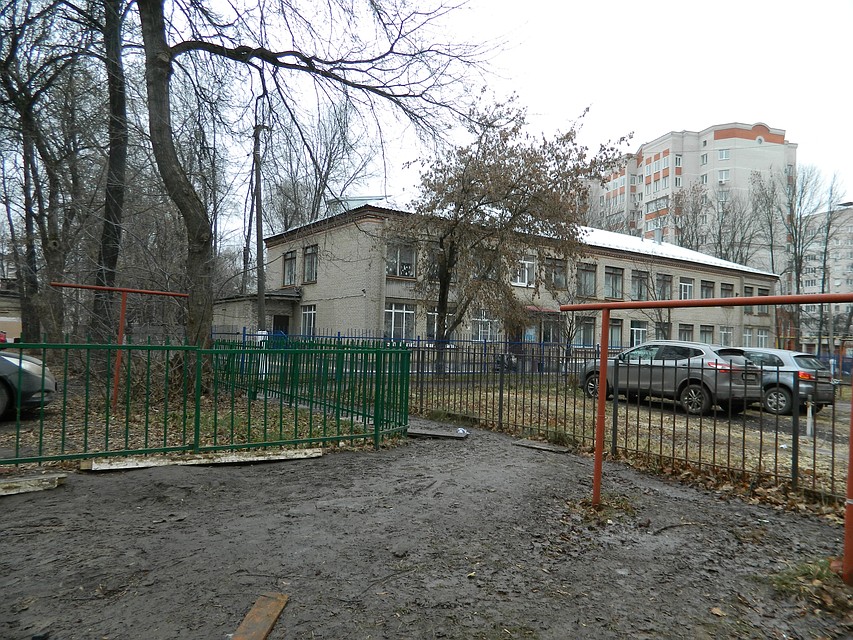Добираться до детсада родителям и малышам приходится по грязи или льду. Фото: Алексей СУХОВ