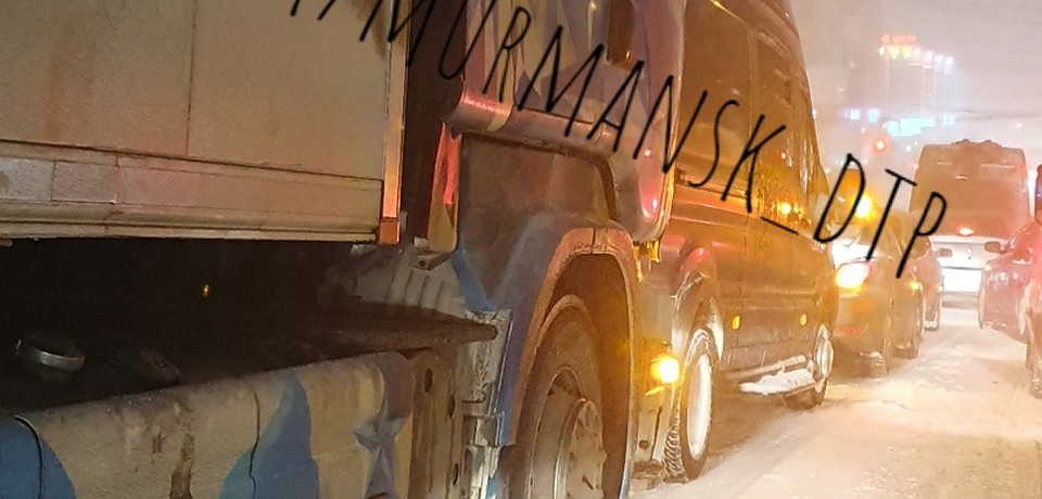 Спуск с улицы Книповича встал один из первых. Фото: Мурманск ДТП ЧП