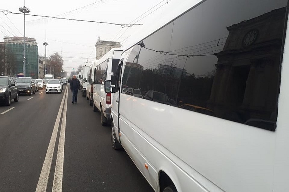 Из-за акции протеста весь город стоит в пробках. Фото: Леонид РЯБКОВ