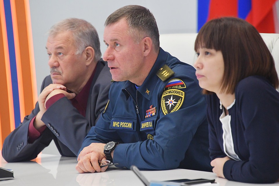 Корреспондент "КП" Александр Гамов, глава МЧС Евгений Зиничев и журналист ТАСС Татьяна Хан. Фото: Владимир ВЕЛЕНГУРИН