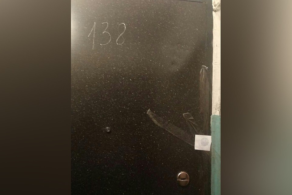 Дверь в квартиру мужчины теперь опечатана. Фото: Наталья БАСОВА