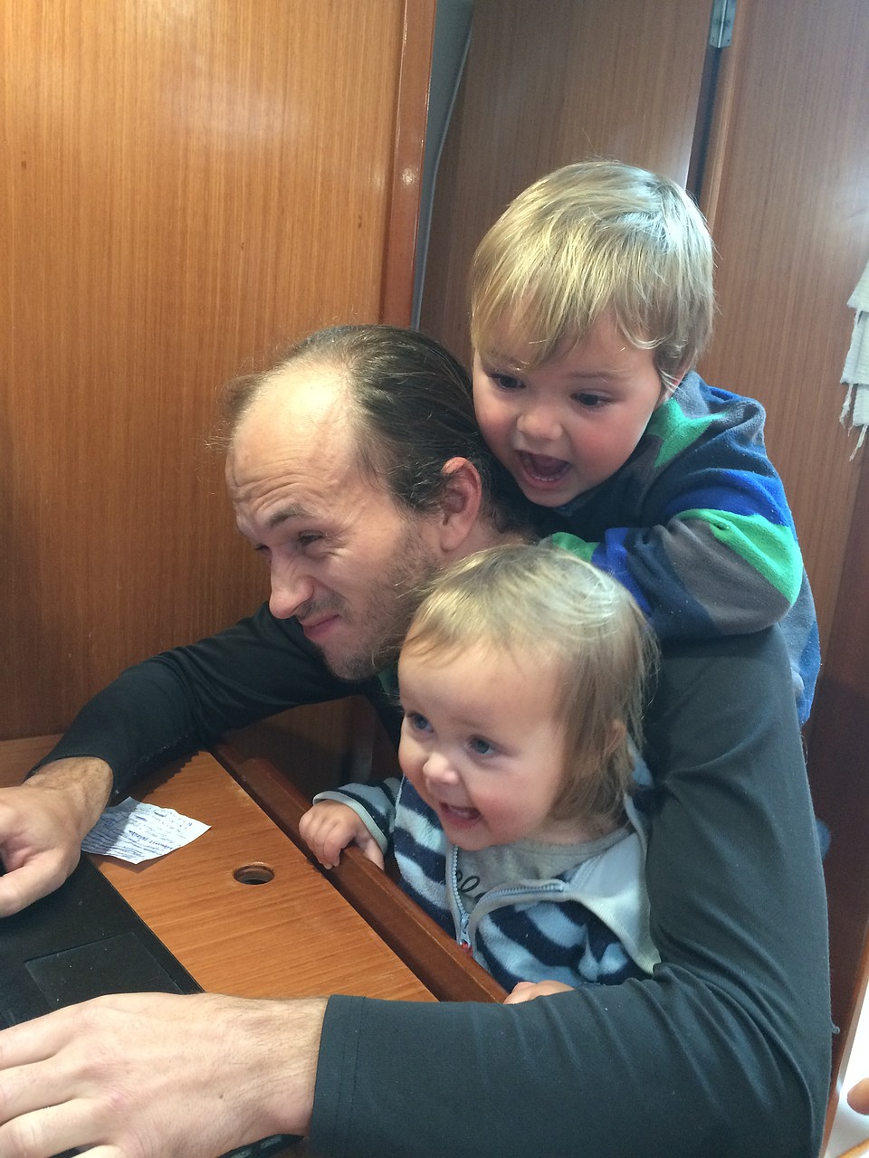Что делать, пока папа работает? Конечно, помешать ему! Фото: семейный архив