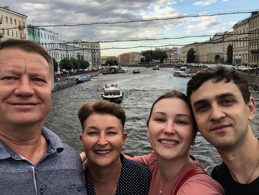 Олег и Елена Соловьева, Ирина и Влад Пылаевы жили счастливо и умерли в один день.