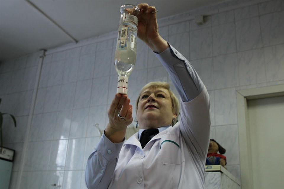 Людмила Рандина показывает, как надо проверять водку. Фото: Юлия ПЫХАЛОВА