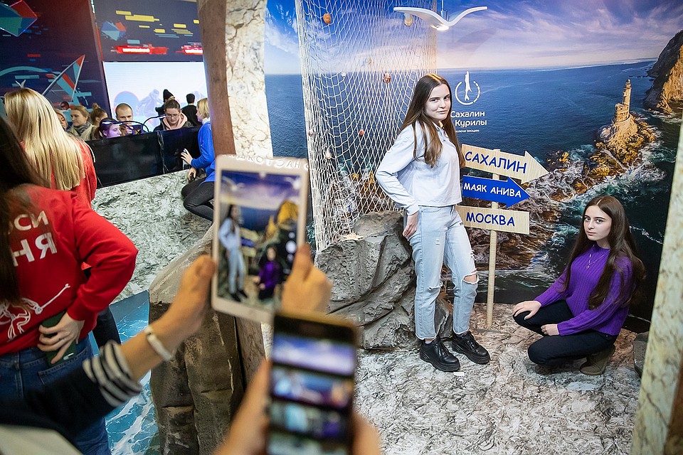 В фотозоне: снимки на память об удивительных островах. Фото предоставлено пресс-службой правительства Сахалинской области.