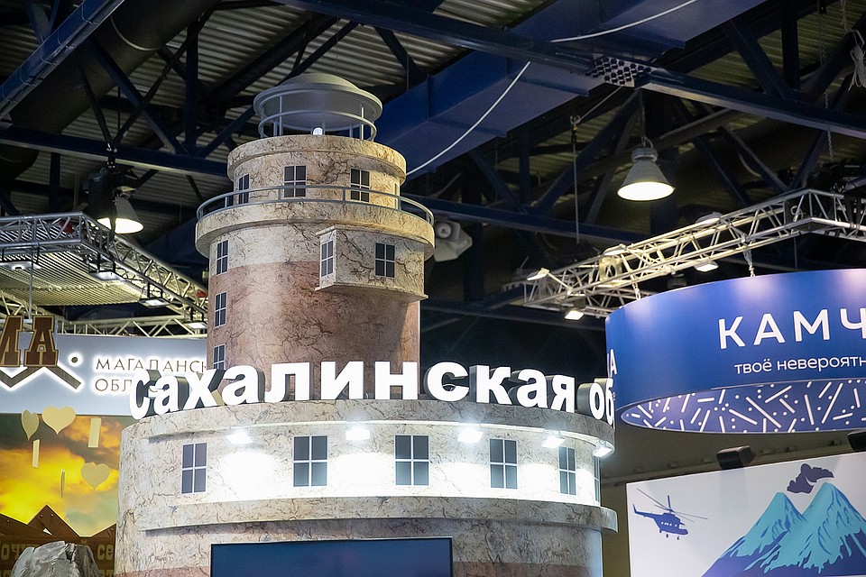 Визитной карточкой стенда стал сахалинский маяк Анива. Фото предоставлено пресс-службой правительства Сахалинской области.