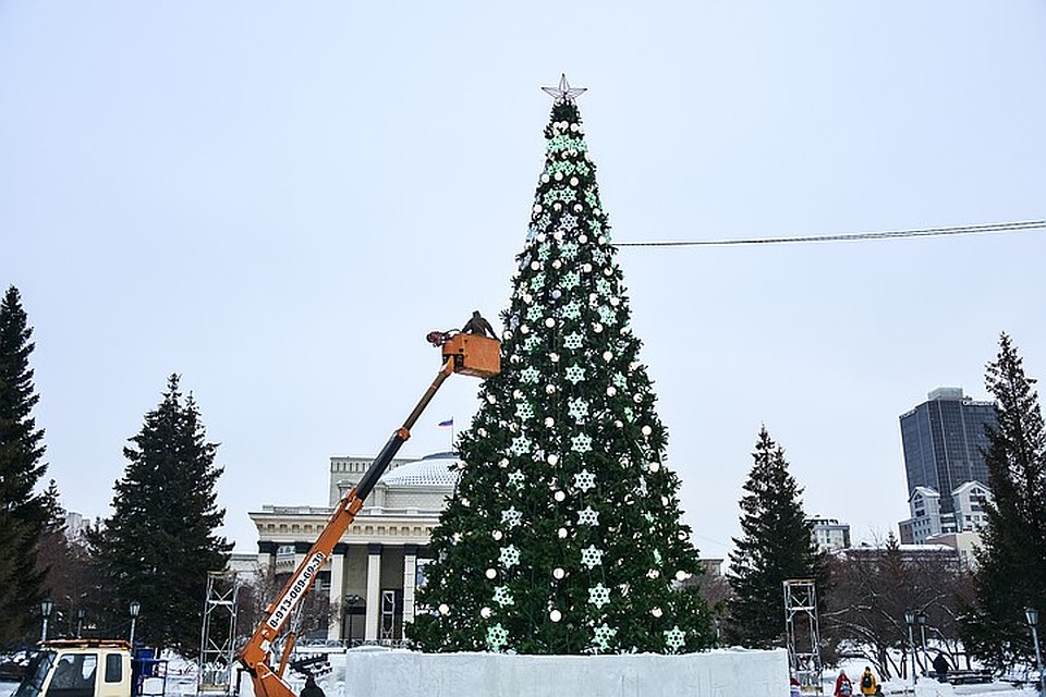Замена хвои и монтаж елки обойдутся в миллион рублей. Фото: Алена МАРТЫНОВА