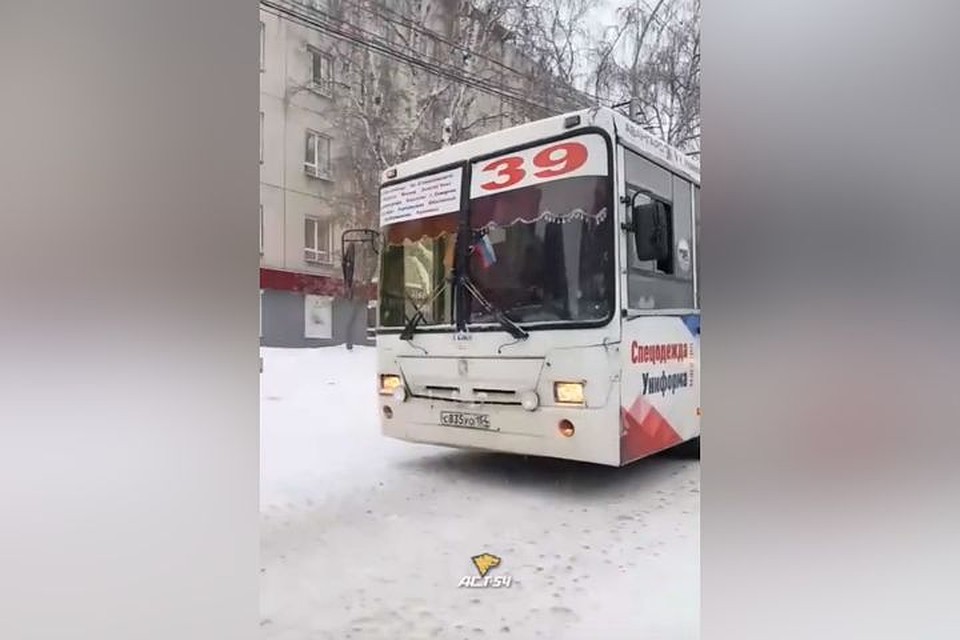 Очевидцы сняли это на видео, но водитель автобуса продолжил рулить ногами. Фото: стоп-кадр.