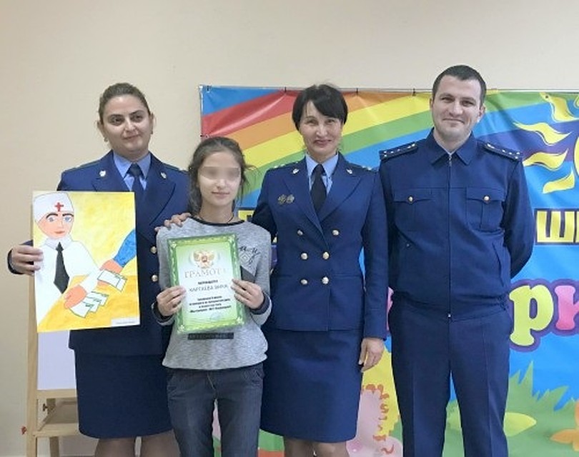 Ольга Швецова (в центре, обнимает девочку). Фото: пресс-служба Прокуратуры Северной Осетии
