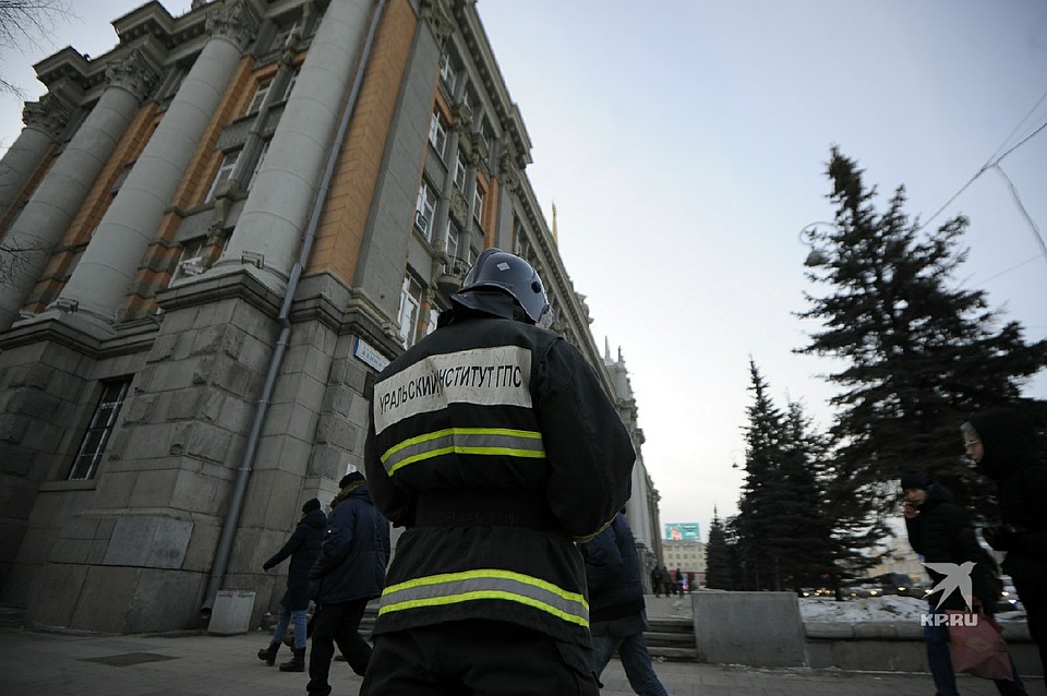К зданию мэрии стянули экстренные службы Фото: Алексей БУЛАТОВ
