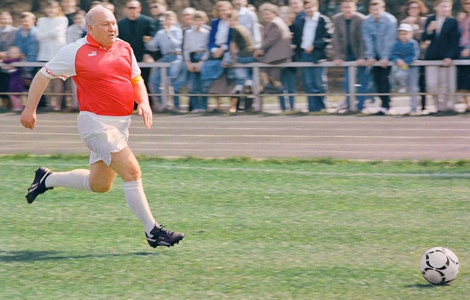 Мэр Москвы Юрий Лужков в футбольной атаке, 1996 г. Фото Владимира Мусаэльяна /ИТАР-ТАСС/