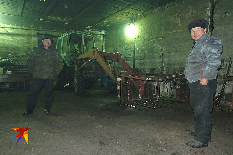 Едва узнав о трагедии, староста села Нижняя Куэнга Виталий Простакишин вместе с другом Николаем бросили все, завели свои трактора-погрузчики и рванули на помощь. Фото: Алексей ОВЧИННИКОВ