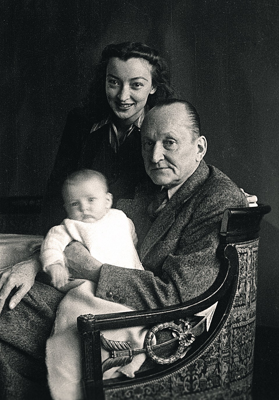 1945 год. Настя с родителями, шансонье Александром Вертинским и художником Лидией Вертинской. Фото: Тихонов/РИА Новости