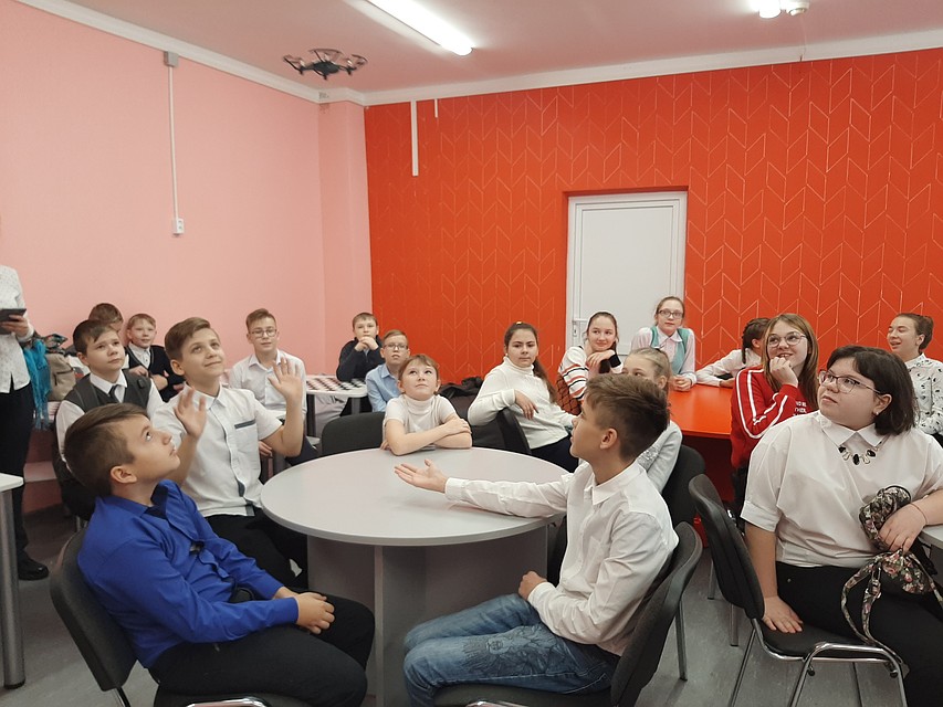 «Точка роста» — это так интересно! Можно научиться запускать коптер и управлять им. Фото: Ирина ИСАЕВА
