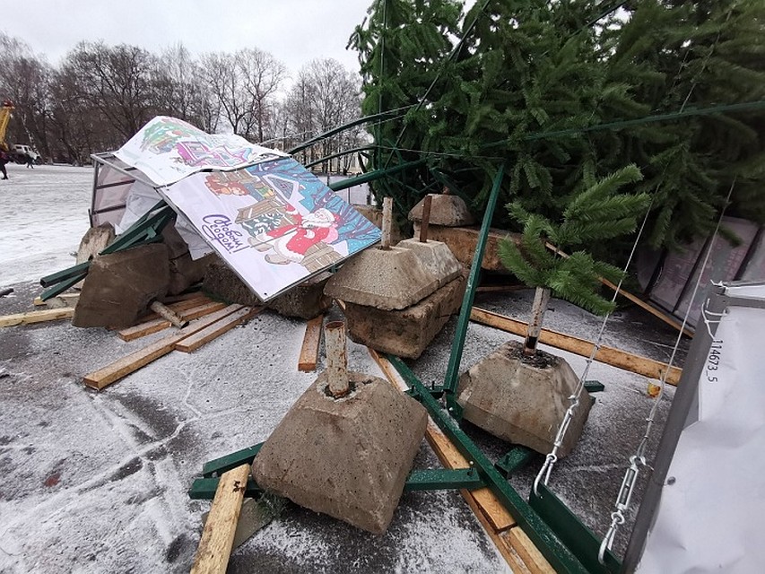 Как было укреплено основание дерева - непонятно.