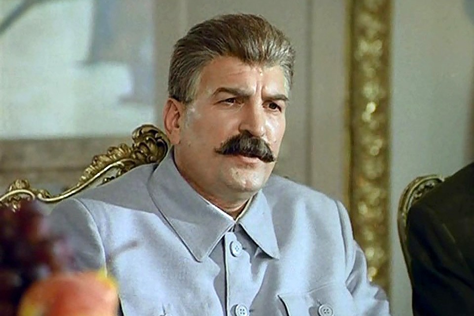 Алексей Петренко в роли Сталина в фильме «Пиры Валтасара или ночь со Сталиным» . Фото: кадр из фильма