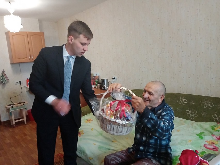 Дедушка принимает подарки, к нему приходят целые делегации Фото: Елена СЕРЕБРОВСКАЯ