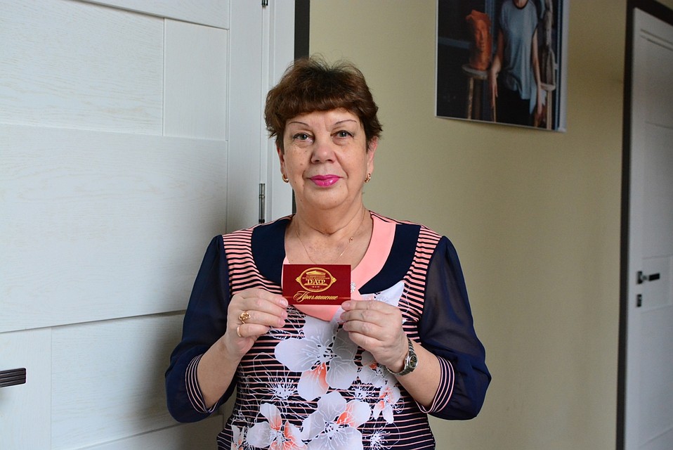 Маргарита получила билеты на представление в драмтеатр Фото: Александр КАТЕРУША