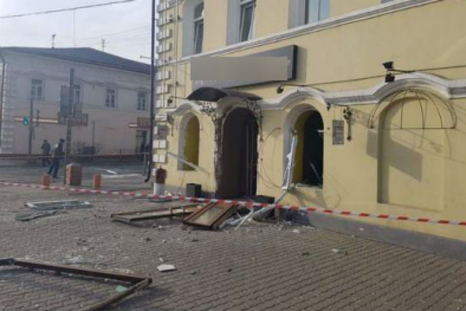 В кафе повылетали окна и двери. Фото: ГУ МЧС России по Иркутской области