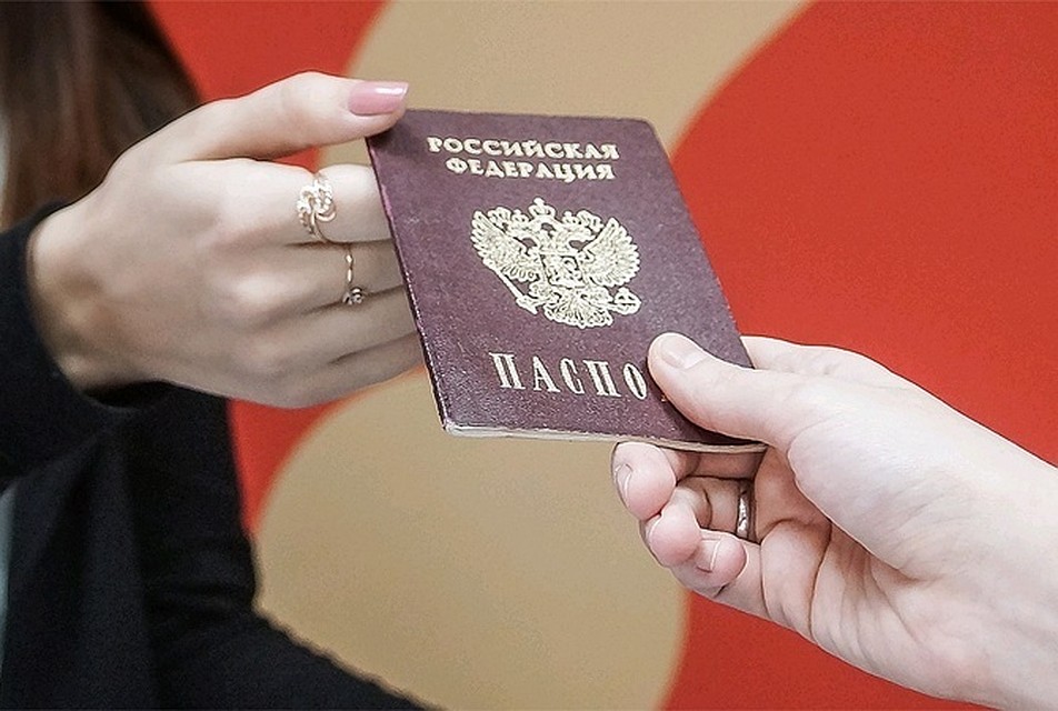 Жителям Донбасса начали выдавать российские паспорта по упрощенной схеме в июне 2019 г. Фото: Светлана МАКОВЕЕВА