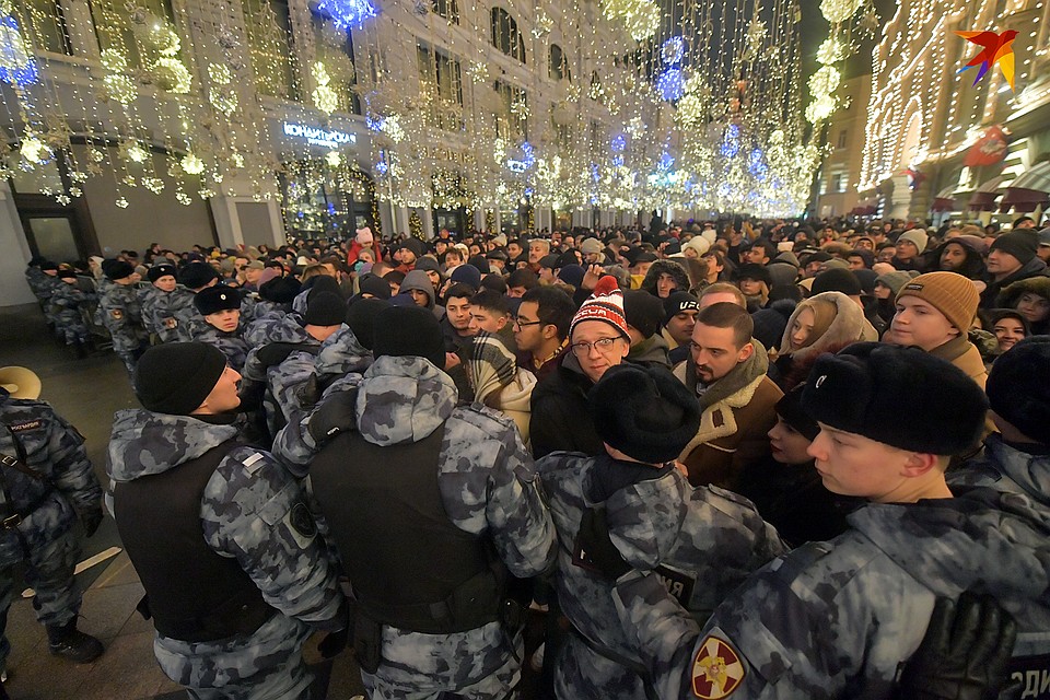 Желающих попасть на Красную площадь было в разы больше чем она могла вместить Фото: Владимир ВЕЛЕНГУРИН